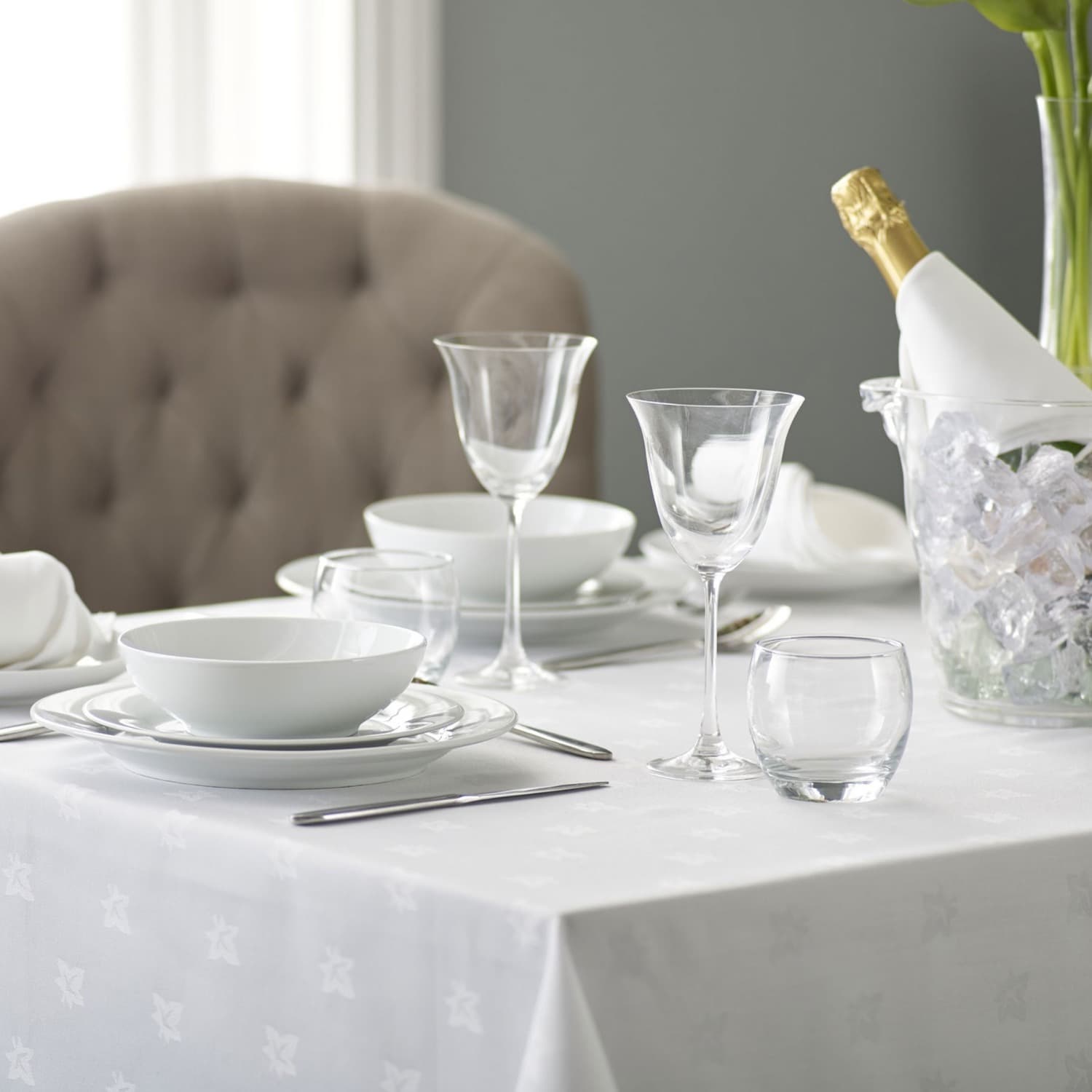 White ivy leaf design circular tablecloth